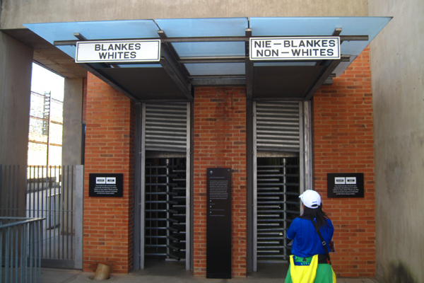 التمييز العنصري في جنوب افريقيا pdf